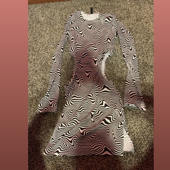 Blank and white dress with cut out waist - Picture 1 of 1